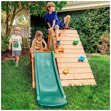 Playground com Parede de Escalada
