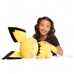 Pelúcia Pokémon Pichu Jazwares amarela deitada para dormir tamanho 46cm