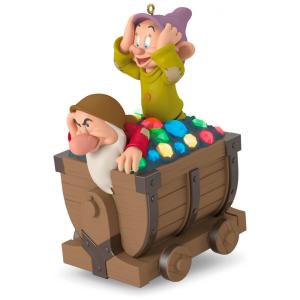 Enfeite Natalino Musical Disney Hallmark Snow White e Os Sete Anões "Off We Go" com Luz, 6,4 x 11,4 x 8,9 cm