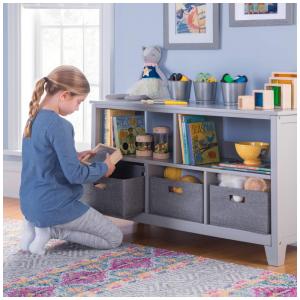 Estante infantil baixa Martha Stewart Living & Learning cinza com nichos e cestos de tecido para quarto e brinquedoteca