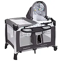 Berço Cercado Portátil com 2 Brinquedos que se Converte em Cadeira Balanço Independente, Baby Trend Retreat, Preto e Rosa Claro