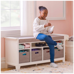 Banco organizador infantil Martha Stewart Living & Learning Linen White em madeira com assento almofadado, nichos e 4 cestos de tecido