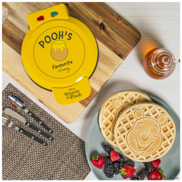 Máquina de Waffle, Tema Disney Ursinho Pooh com Revestimento Antiaderente, 110V 900W, Uncanny Brands, Amarela e Vermelha