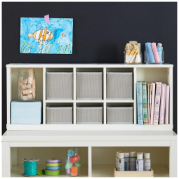 Organizador de nichos de mesa infantil Martha Stewart Crafting Kids creamy white em madeira com cestos removíveis para materiais de arte
