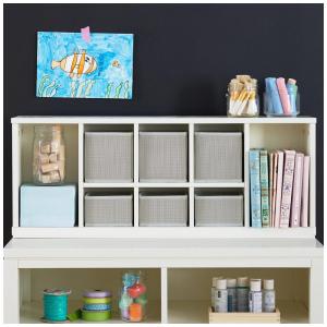 Organizador de nichos de mesa infantil Martha Stewart Crafting Kids creamy white em madeira com cestos removíveis para materiais de arte