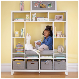Estante banco infantil Martha Stewart Living & Learning branca com nichos, prateleiras e assento acolchoado para quarto infantil
