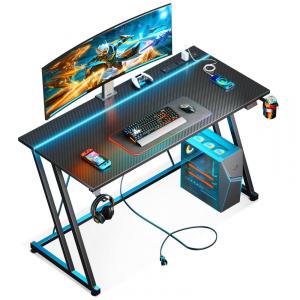 Mesa Gamer 47" 119 cm com Textura de Fibra de Carbono, Gancho para Fone de Ouvido, Tomadas, 1 Portas USB e Luz LED, 110V, MOTPK
