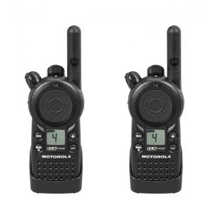 Rádio Comunicador Walkie Talkie Motorola CLS1410 Rádio Bidirecional Profissional, UHF de 4 Canais, Alcance de 8 km, 2 Unidades.