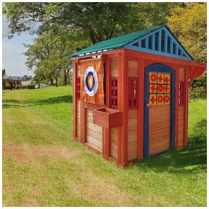 Casinha Infantil de Madeira para Área Externa com Janela de Toldo, Jogo de Arremesso de Dardos e Tetris para Crianças de 3 a 8 Anos