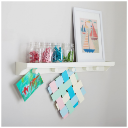 Prateleira expositora magnética infantil Martha Stewart Crafting Kids Linen White para exibição de desenhos e trabalhos de arte na parede