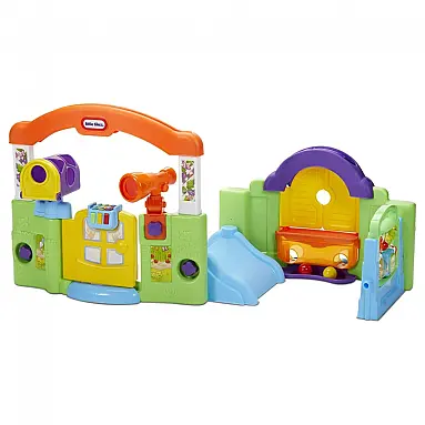 Playhouse de atividades no jardim
