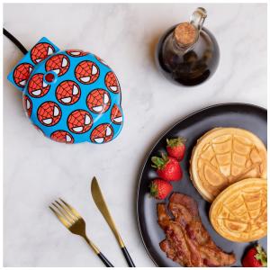 Mini Máquina de Waffle, Tema Homem Aranha com Revestimento Antiaderente, 110V 550W, Uncanny Brands, Vermelha e Azul