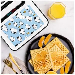 Máquina de Waffle, Tema Snoop e Woodstock com Revestimento Antiaderente, 110V 750W, Uncanny Brands, Branca e Preta