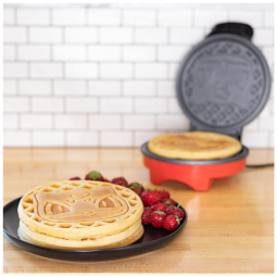 Máquina de Waffle, Tema Pokémon Bulbasaur com Revestimento Antiaderente, 110V 900W, Uncanny Brands, Preto e Vermelho