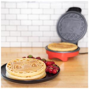 Máquina de Waffle, Tema Pokémon Bulbasaur com Revestimento Antiaderente, 110V 900W, Uncanny Brands, Preto e Vermelho