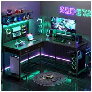 Mesa Gamer em Formato de L com Luz LED, Suporte para Monitor, Prateleiras de Armazenamento, Tomadas, Painel Perfurado e Gavetas, 110V