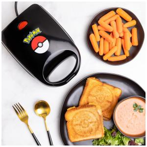 Sanduicheira Antiaderente para 1 Lanche Tema Pokémon Pokebola, 110V 520W, Uncanny Brands, Preta