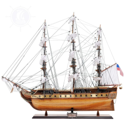 Barco Decorativo USS Constitution de Madeira Natural com Detalhes Complexos que Incluem Ãncoras de Metal, Canhões e Um Autêntico Ninho de