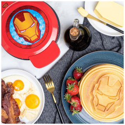 Máquina de Waffle, Tema Homen de Ferro com Revestimento Antiaderente, 110V 600W, Uncanny Brands, Vermelha