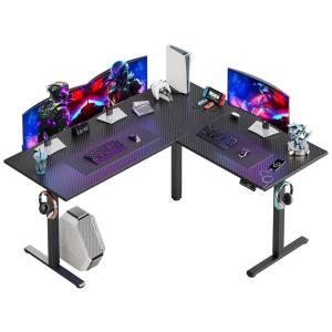 Mesa Gamer de Fibra de Carbono 3D em Formato de L, 63" 160 cm com Altura Ajustável, Ganchos para Fones de Ouvido e Porta de Carregamento
