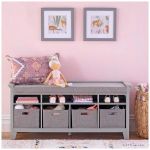 Banco organizador infantil Martha Stewart Living & Learning cinza em madeira com nichos, cestos de tecido e assento almofadado para quarto