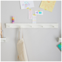 Barra de ganchos de parede infantil Martha Stewart Crafting Kids Linen White em madeira com 5 pinos para aventais e acessórios