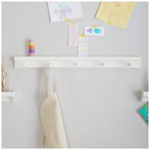 Barra de ganchos de parede infantil Martha Stewart Crafting Kids Linen White em madeira com 5 pinos para aventais e acessórios