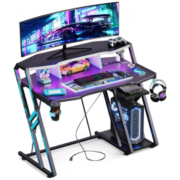 Mesa Gamer 103 cm MOTPK Preta com Tomadas Elétricas, Luzes LED, Prateleiras Duplas e Textura Fibra de Carbono, Modelo MKB04020201002