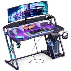 Mesa Gamer 123 cm MOTPK Preta com Tomadas Elétricas, Luzes LED, Prateleiras Duplas e Textura Fibra de Carbono, Modelo MKB04020201004