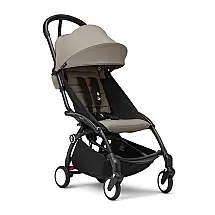 Carrinho de Bebê Stokke YOYO3 Taupe - Estrutura Preta, Dobrável Compacto, Reclinável, Cinto 5 Pontos, Compatível Carry-On