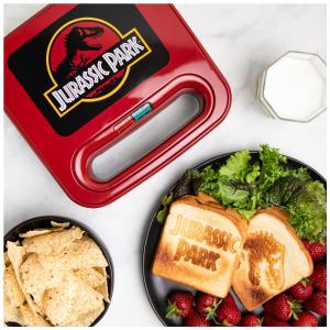 Sanduicheira Compacta, Tema Jurassic Park com Superfície Antiaderente e Abertura 180º, 110V, Uncanny Brands, Vermelha