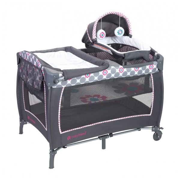 ectqghyj16970b_0 jpg - Berço Cercado Portátil com Dossel e 2 Brinquedos de Pelúcia, Baby Trend Daisy Dots, Cinza