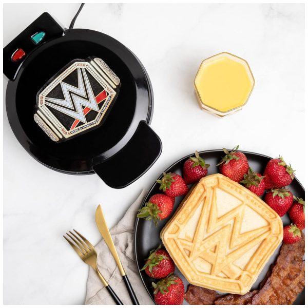 ectqmq95p51b0b_0 jpg - Máquina de Waffle, Tema Cinturão do WWE com Revestimento Antiaderente, 110V 900W, Uncanny Brands, Preta