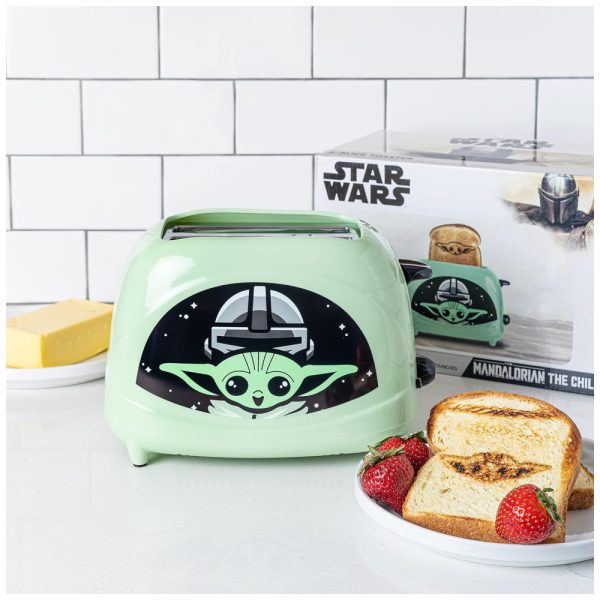 ectqk7dk2d480b_0 jpg - Torradeira 2 Fatias com Tema Star Wars The Mandalorian The Child e Estrutura de Plástico Polipropileno Fácil de Limpar, 110V 700W, Uncanny Brands, Verde