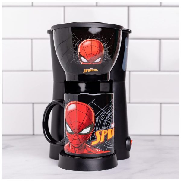 ectqtwx478v80b_0 jpg - Máquina de Café com Tema Marvel Homem Aranha, Incluí 1 Caneca de 350mL, 110V 800W, Uncanny Brands, Preta