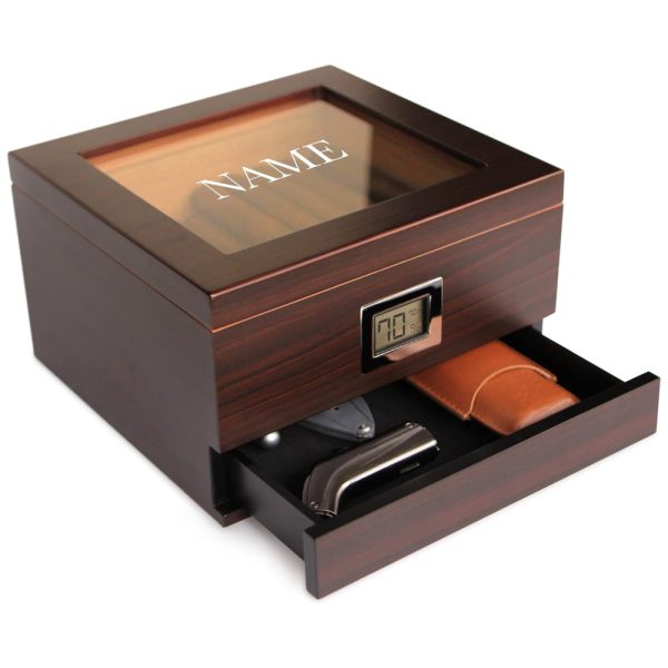 ectq68551gr70b_0 jpg - Umidor de Cedro com Higrômetro Digital Renzo Controle de Umidade Fácil, Elegância Monogramada, Tampo de Vidro, Marrom CASE ELEGANCE