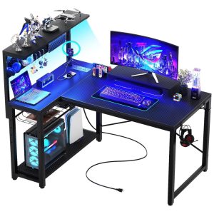 Mesa Gamer de Fibra de Carbono em Formato de L 43" 109 cm com Luz LED Suporte para Monitor Tomadas Ganchos para Fone de Ouvido e Mesa de Canto Reversível 110V Homieasy Preto