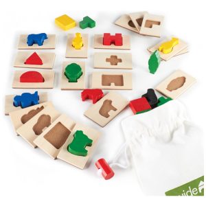 Jogo sensorial 3D Feel & Find Icons Guidecraft em madeira para associação tátil de formas e peças