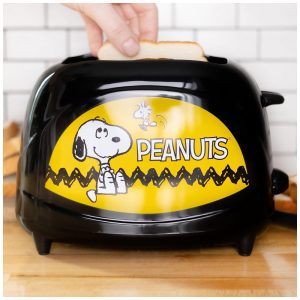 Torradeira 2 Fatias com Tema Peanuts Snoopy e Termostato Ajustável 110V 700W Uncanny Brands Preta e Amarela