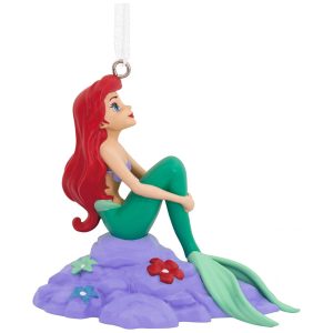 Enfeite de Natal Disney Ariel na Rocha Hallmark Resina Verde Água e Vermelho 8x7.5x5 cm