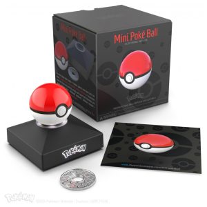 Mini Réplica Poké Ball Eletrônica Pokémon The Wand Company Vermelho Branco e Preto em Metal com Iluminação LED e Base - Réplica Oficial e Detalhada