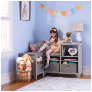 Banco estante de canto infantil Martha Stewart Kids Cinza em madeira bétula com nichos almofada e caixas de tecido