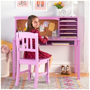 Escrivaninha infantil Guidecraft Kids’ Media Desk lavanda com nichos e cadeira em madeira para estudo