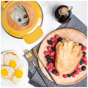 Marvel Groot Máquina de Waffle Antiaderente 110v UNCANNY BRANDS WM MVM GRT Amarelo