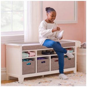 Banco organizador infantil Martha Stewart Living & Learning Linen White em madeira com assento almofadado nichos e 4 cestos de tecido