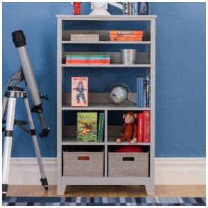 Estante infantil alta Martha Stewart Living & Learning cinza com nichos e cestos de tecido para quarto e brinquedoteca