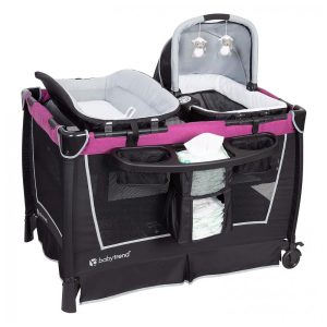 Berço Cercado Portátil com Freios Bolsa de Viagem Música e Luz Noturna Baby Trend Retreat Preto e Rosa Escuro