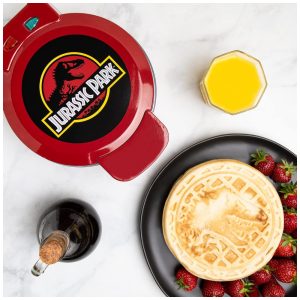 Máquina de Waffle Tema Jurassic Park T-Rex com Revestimento Antiaderente 110V 900W Uncanny Brands Vermelha