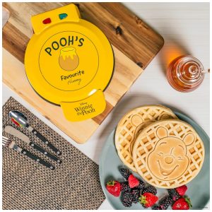 Máquina de Waffle Tema Disney Ursinho Pooh com Revestimento Antiaderente 110V 900W Uncanny Brands Amarela e Vermelha