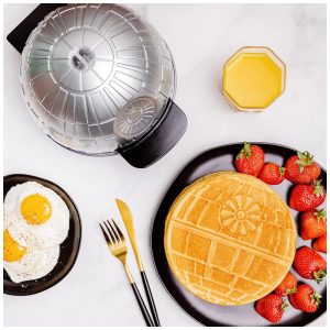 Máquina de Waffle Tema Star Wars Halo Death Star com Revestimento Antiaderente 110V 900W Uncanny Brands Prata